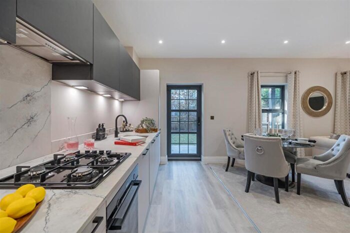 2 Bedroom Apartment For Sale In Shootersway, Berkhamsted, HP4