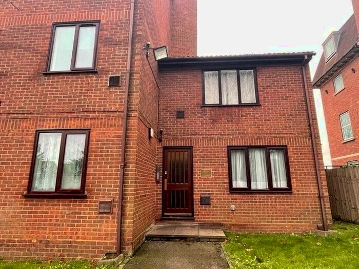 1 Bedroom Flat To Rent In The Lawns, Slough SL3
