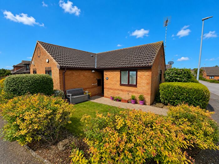 2 Bedroom Semi-Detached Bungalow For Sale In Edgcott Close, Luton, Bedfordshire, LU3