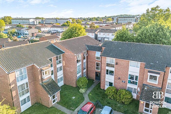 2 Bedroom Flat For Sale In Trotwood, Chigwell, IG7