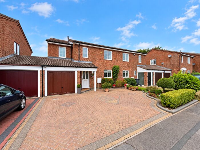 4 Bedroom Semi Detached House For Sale In Colwell Rise, Luton, Bedfordshire, LU2