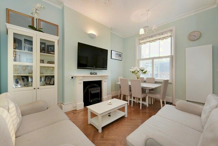 2 Bedroom Flat To Rent In Coleherne Road, Earls Court, London, SW10