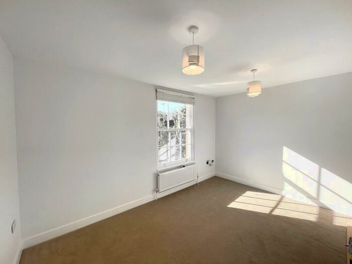 2 Bedroom Apartment To Rent In High Street, Crowthorne, RG45