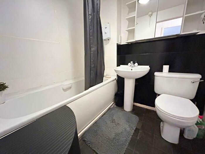 2 Bedroom Apartment To Rent In Armstrong Quay, Liverpool, L3