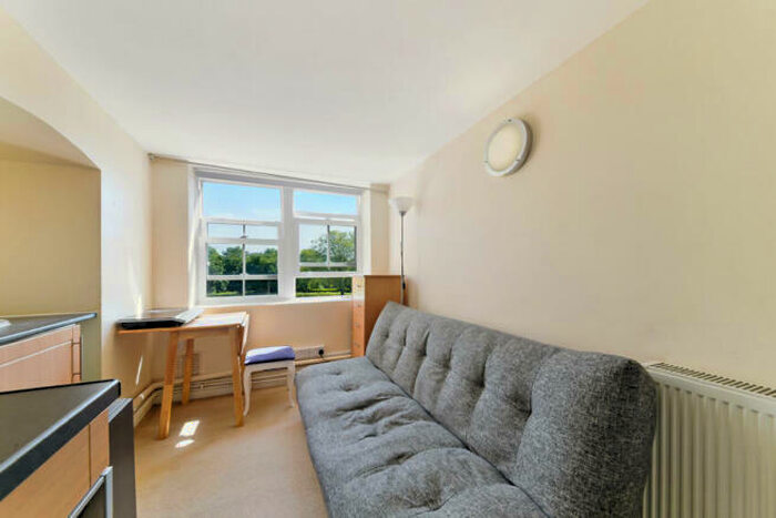 Studio To Rent In Este Road, London, SW11