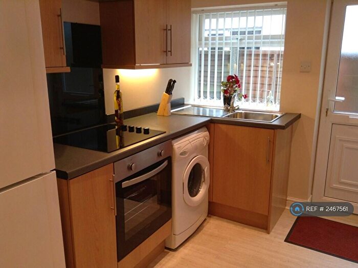 3 Bedroom Flat To Rent In De La Pole Avenue, Hull, HU3