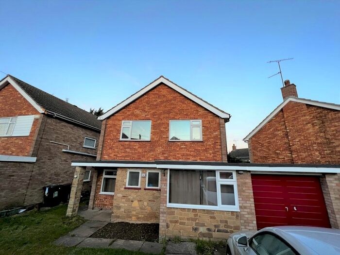 4 Bedroom Property To Rent In Rosslyn Crescent, Luton LU3