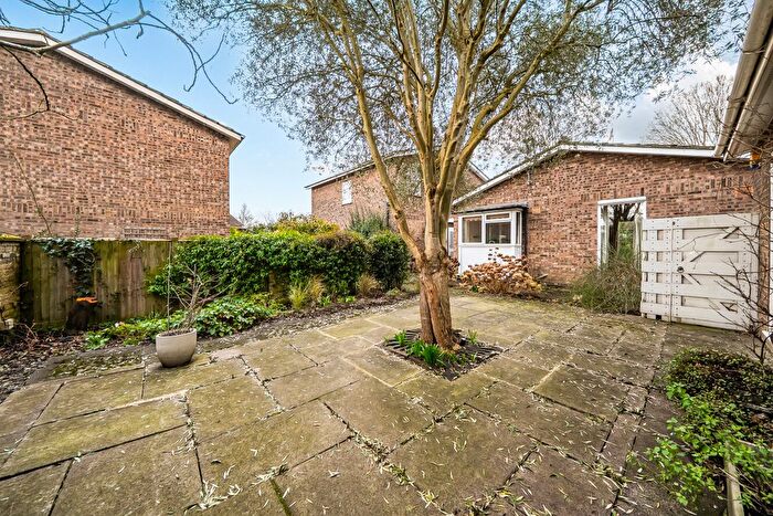 3 Bedroom Maisonette For Sale In Ryecotes Mead, Dulwich, London, SE21