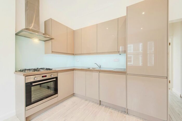 2 Bedroom Flat To Rent In Campden Hill Gardens, London, Holland Park, W8