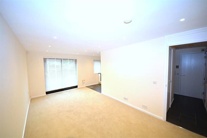 1 Bedroom Apartment For Sale In Stokes Court, East Finchley, N2
