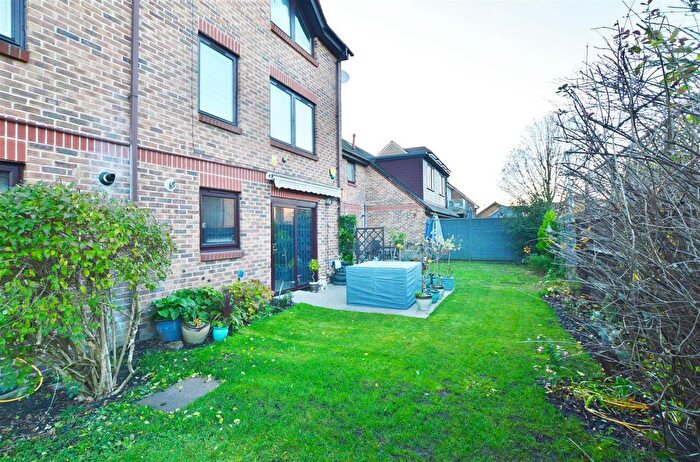 2 Bedroom Flat For Sale In Langtons Meadow, Farnham Common, Slough, SL2