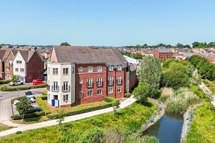 2 Bedroom Flat For Sale In Whinchat Gardens, Leighton Buzzard, LU7