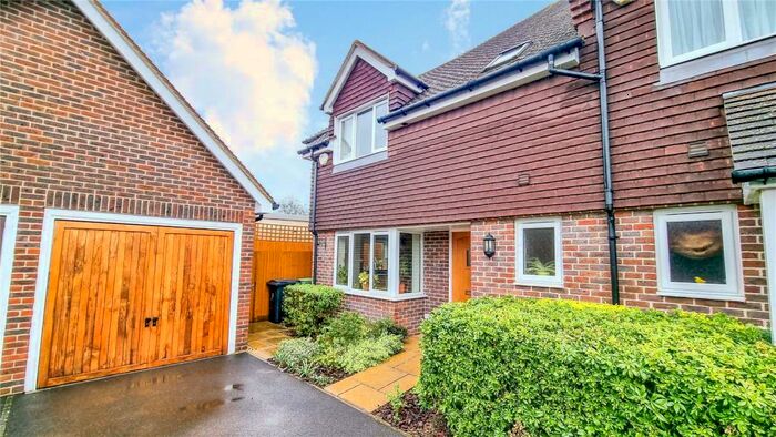 3 Bedroom Semi-Detached House To Rent In Williamson Close, Mortimer, Reading, Berkshire, RG7