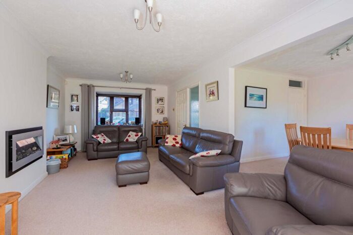 4 Bedroom Detached House For Sale In Palmerston Avenue, Langley, SL3