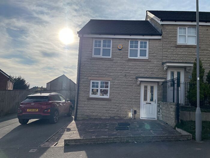 3 Bedroom Town House To Rent In Fallowfield Gardens, Bradford, West Yorkshire, BD4