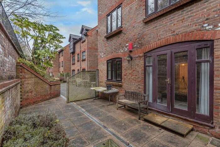 1 Bedroom Apartment To Rent In High Wycombe, Buckinghamshire, HP11