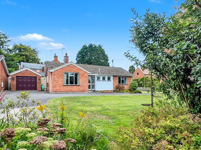 3 Bedroom Detached Bungalow For Sale In Faringdon Road, Southmoor, OX13