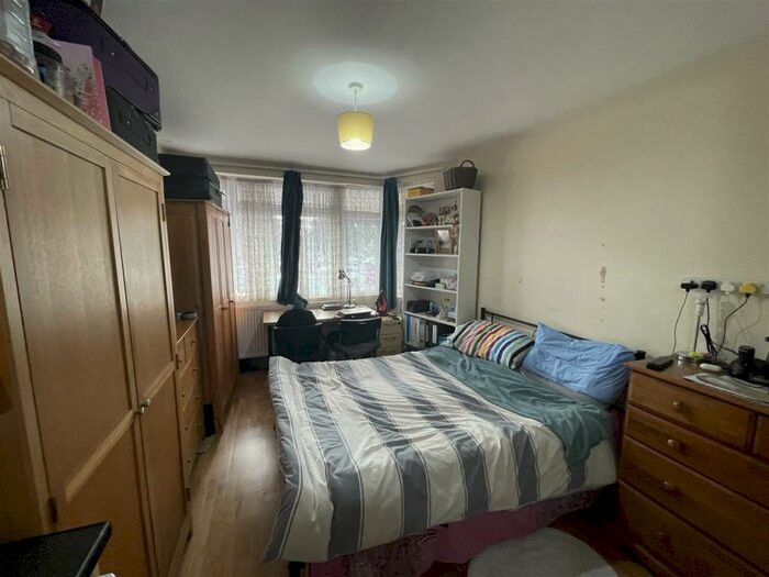 Flat To Rent In Hamilton Avenue, Edmonton, N9