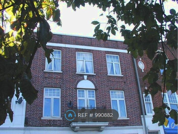 2 Bedroom Flat To Rent In High Street, Shepperton, TW17