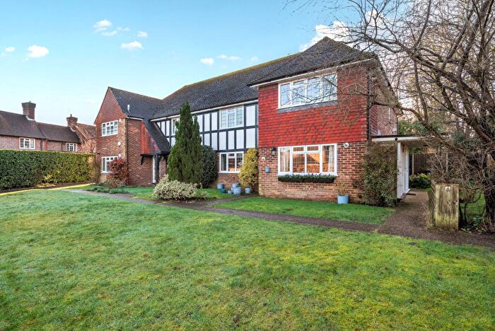 2 Bedroom Maisonette For Sale In Gable Court, Beechway, Guildford, GU1