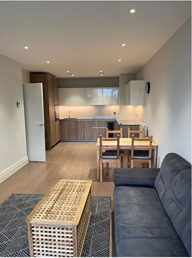 2 Bedroom Flat To Rent In Hamond Court, Queenshurst Square, London, KT2