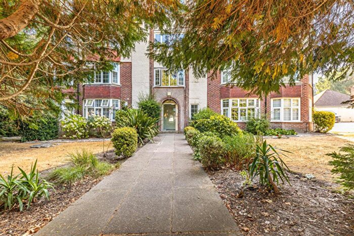 3 Bedroom Flat For Sale In Large Apartment In Pine Mansions, Vale Road, BH1