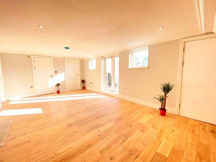 3 Bedroom Flat To Rent In Castlebar Road, Ealing, Ealing, W5