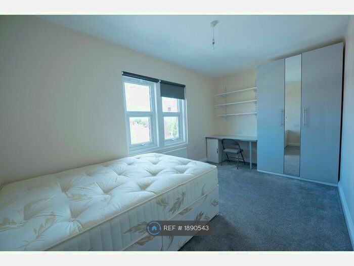 6 Bedroom Terraced House To Rent In Brighton Road, Reading, RG6