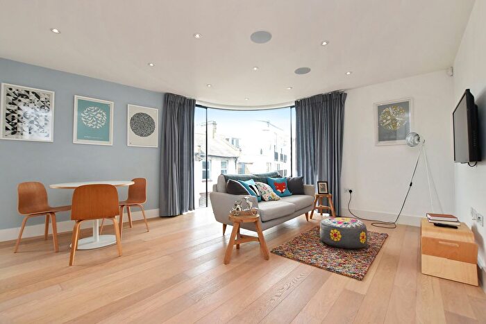 2 Bedroom Flat For Sale In Regent Street, London, NW10