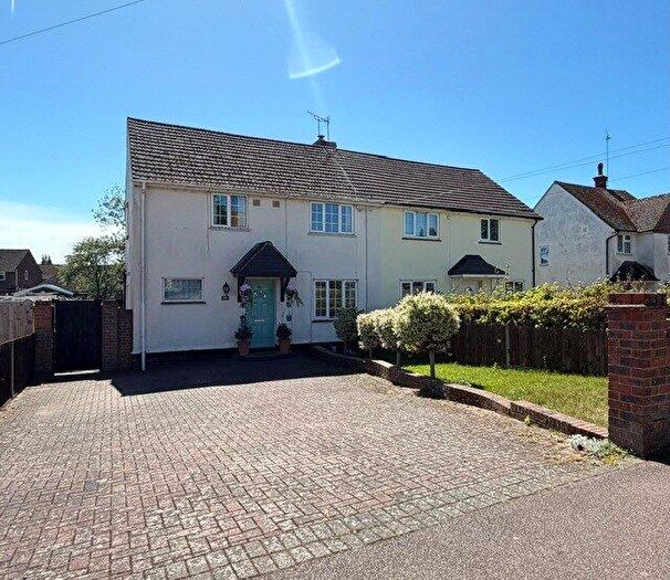 3 Bedroom Semi-Detached House For Sale In Clarence Road, Leighton Buzzard, Bedfordshire, LU7