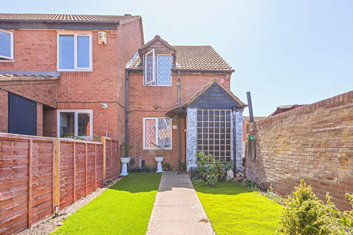 2 Bedroom End Of Terrace House For Sale In Moncrieff Close, Beckton, London, E6