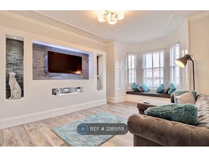 2 Bedroom Flat To Rent In Alice Street, Paisley, PA2