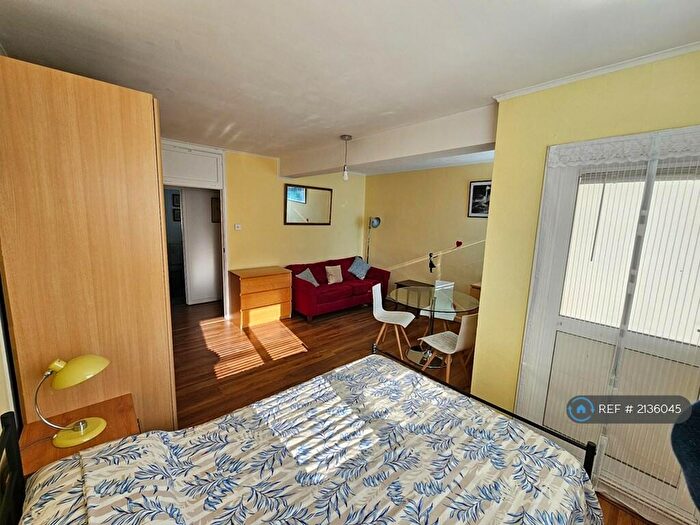 3 Bedroom Flat To Rent In Borrowdale, London, NW1