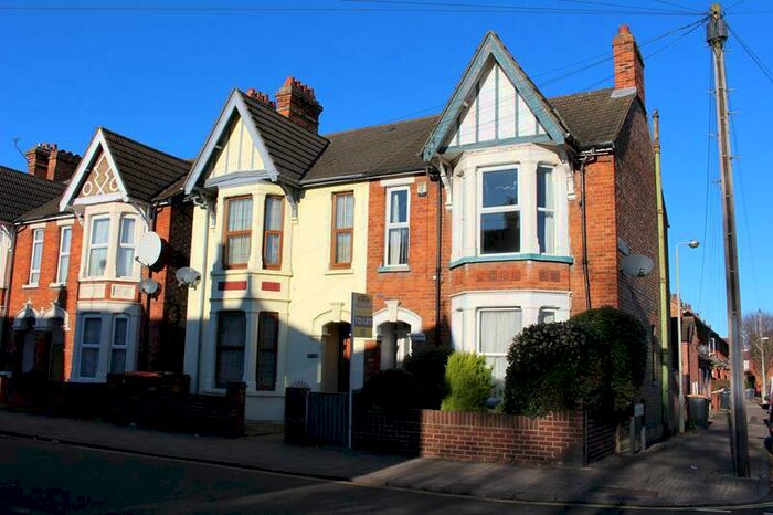 2 Bedroom Flat To Rent In Castle Road, Bedford, MK40