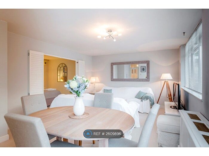 1 Bedroom Flat To Rent In Grosvenor Court, London, SW15