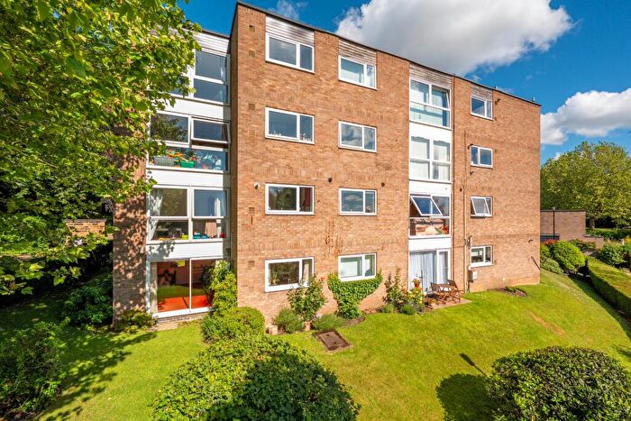 2 Bedroom Flat To Rent In Gledhow Wood Close, Leeds, LS8