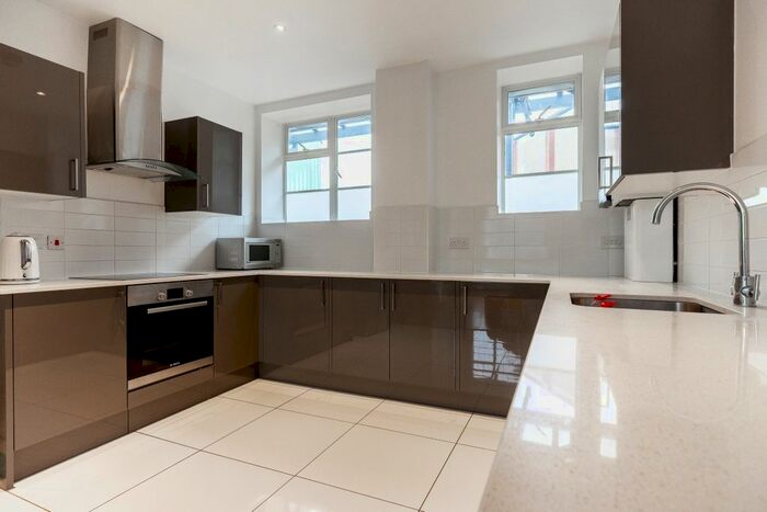 2 Bedroom Flat To Rent In Muswell Hill Road, London, N10