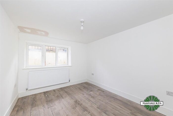 3 Bedroom Flat To Rent In Lawley Street, London, E5