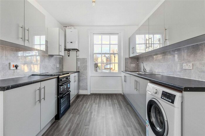 3 Bedroom Flat To Rent In Merton Road, London, SW15