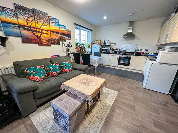 2 Bedroom Flat To Rent In Walton Road, West Molesey, KT8