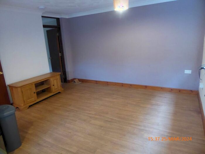 2 Bedroom Flat To Rent In Carmarthen, Carmarthenshire, SA32