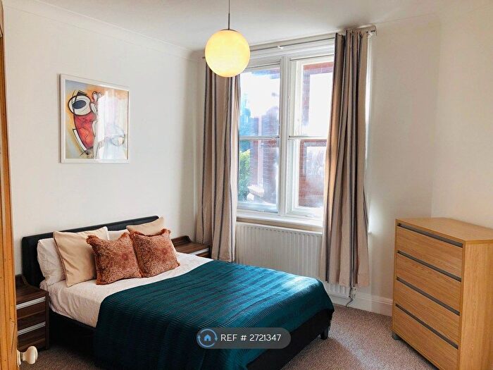 2 Bedroom Flat To Rent In Hayes Court, London, SE5