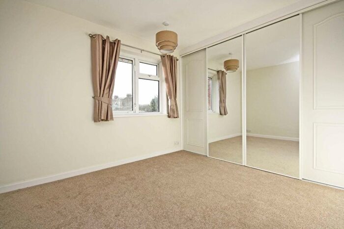 1 Bedroom Flat To Rent In Little Queens Road, Teddington, TW11