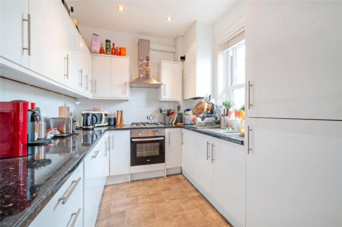 3 Bedroom Flat To Rent In Kilburn High Road, Brondesbury, NW6