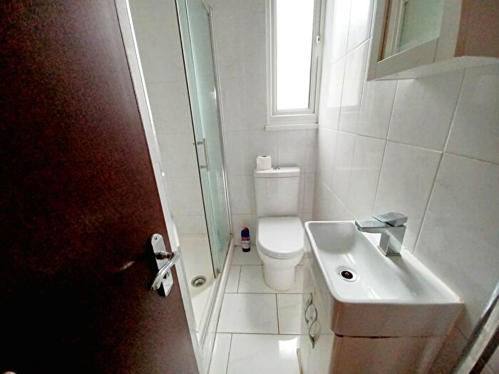 2 Bedroom Flat To Rent In A Green Lanes, Stoke Newington, N16