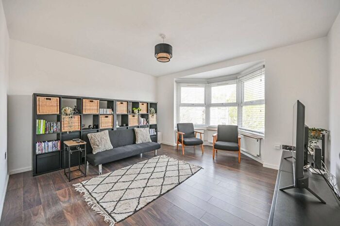 2 Bedroom Flat For Sale In Queens Road, Leytonstone, London, E11