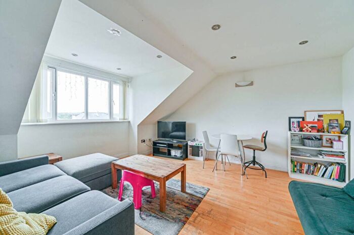 3 Bedroom Flat For Sale In Vincent Close, Bromley, BR2