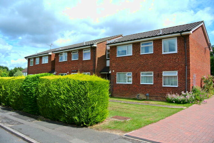 2 Bedroom Flat To Rent In Tarrant Court, Guildford, GU2