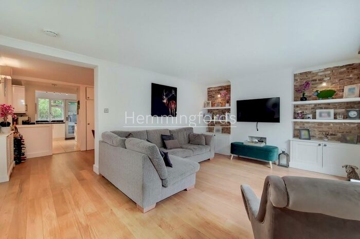 1 Bedroom Apartment To Rent In Oakley Road, De Beauvoir, N1