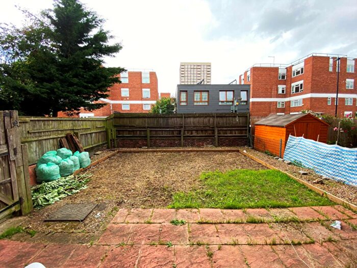 3 Bedroom Flat To Rent In Thornaby House, Bethnal Green, E2